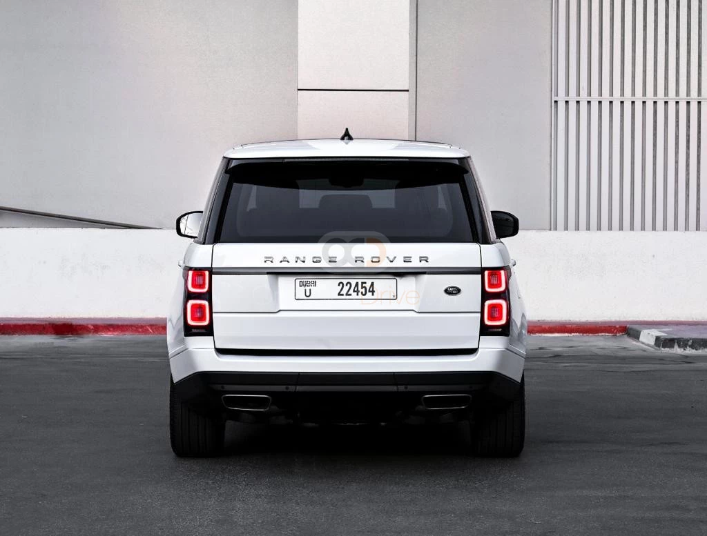 White Land Rover Range Rover Vogue SE 2021 for rent in Dubai 5